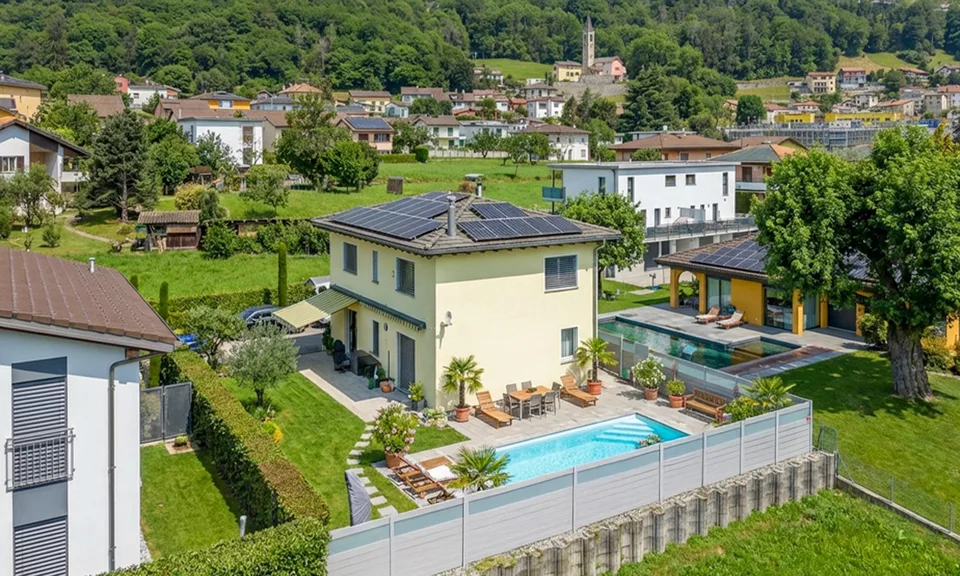 AMPIA VILLA UNIFAMILIARE 5.5 LOCALI CON PISCINA A MEZZOVICO