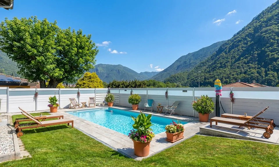 AMPIA VILLA UNIFAMILIARE 5.5 LOCALI CON PISCINA A MEZZOVICO