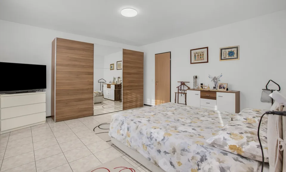 AMPIA VILLA UNIFAMILIARE 5.5 LOCALI CON PISCINA A MEZZOVICO