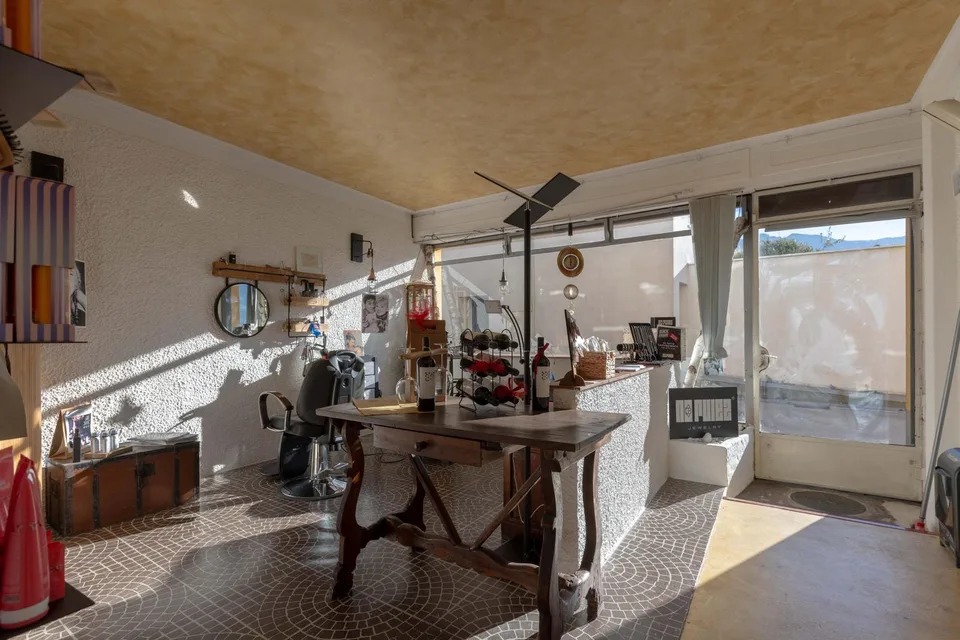 Elegante bureau commercial de deux pièces sur le lungolago à Melide