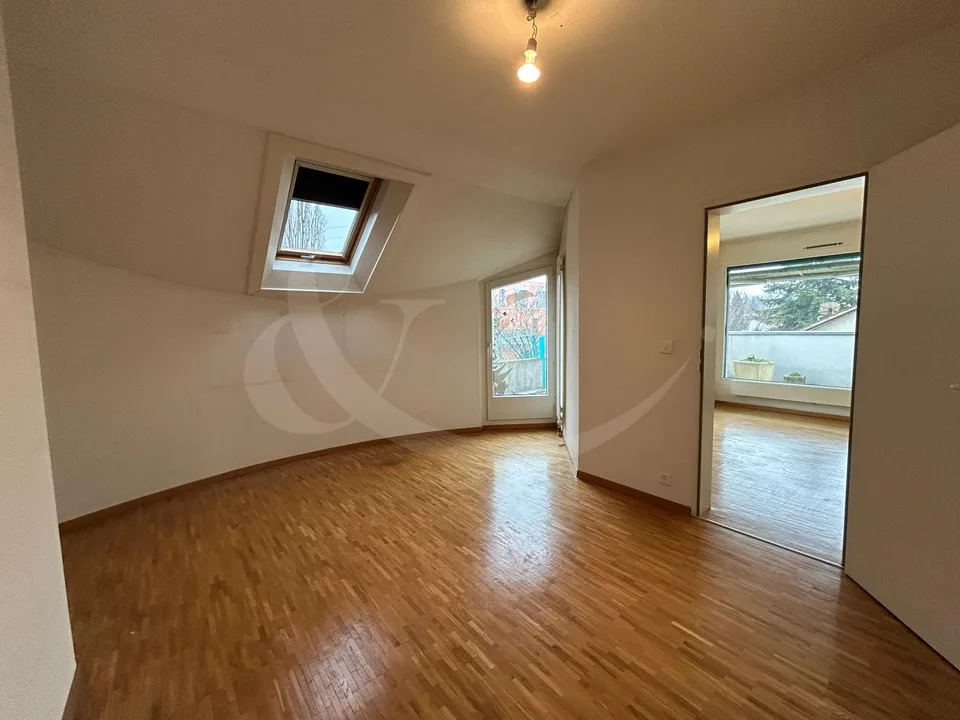 Exclusive attic occupying the entire floor with vast terrace in the heart of Perly