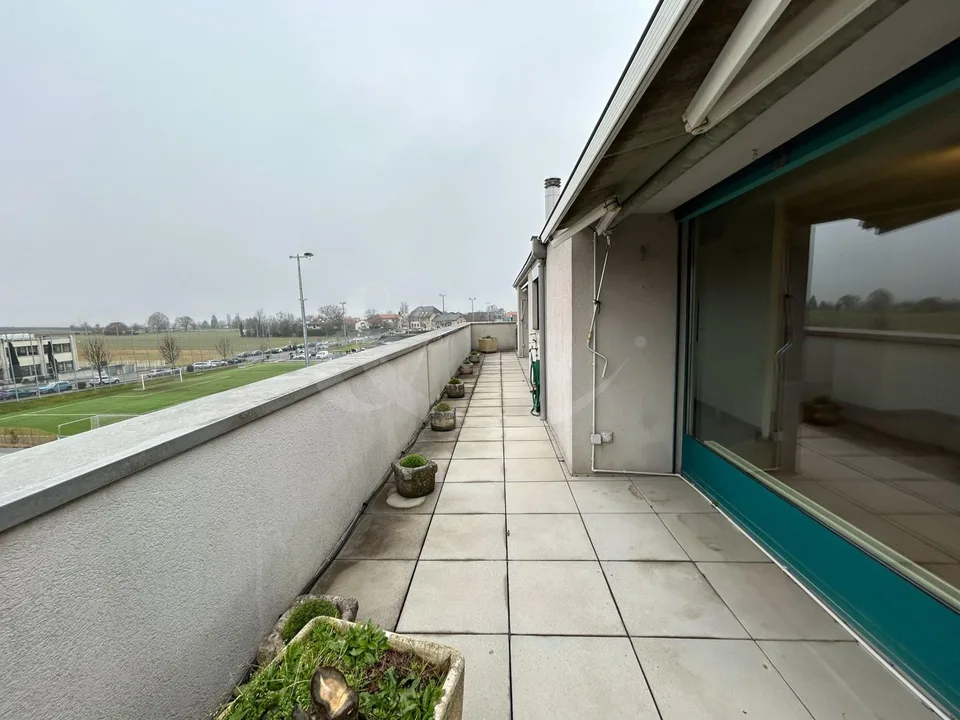 Exclusive attic occupying the entire floor with vast terrace in the heart of Perly