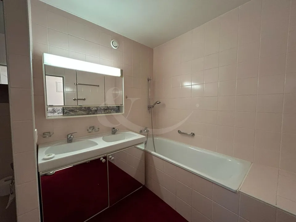 Exclusive attic occupying the entire floor with vast terrace in the heart of Perly