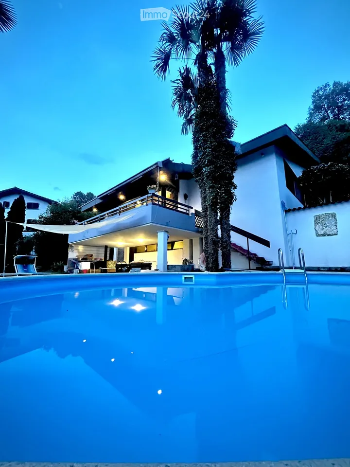 Villa con piscina a Collina d'Oro