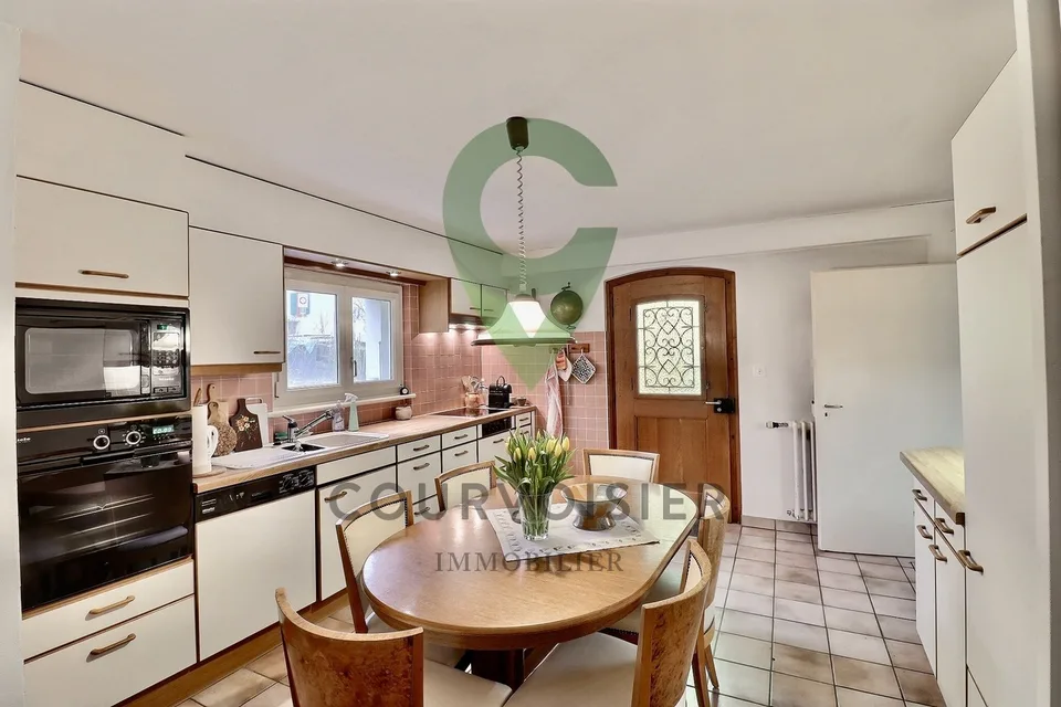 Charming character house ideally located in the heart of Gilly