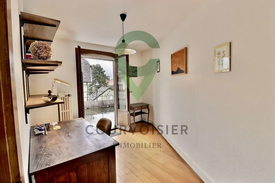 Charming character house ideally located in the heart of Gilly