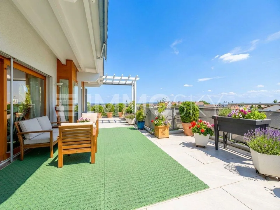 Living above the rooftops with a wrap-around terrace and lake view
