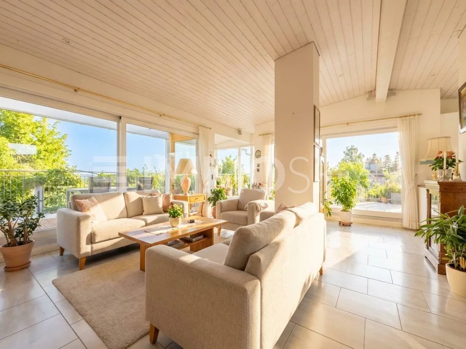 Living above the rooftops with a wrap-around terrace and lake view
