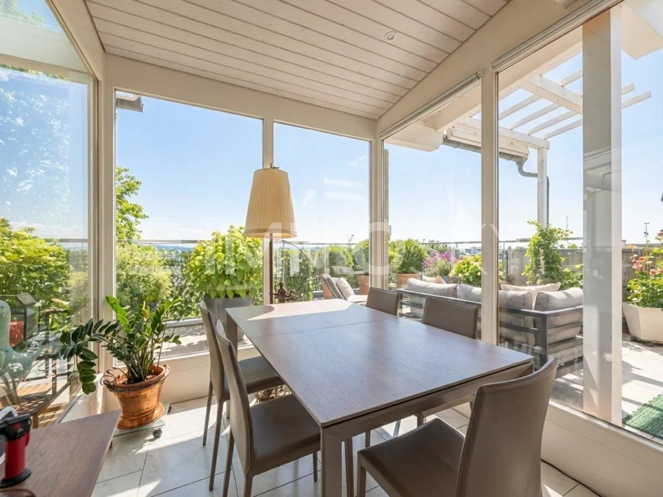 Living above the rooftops with a wrap-around terrace and lake view