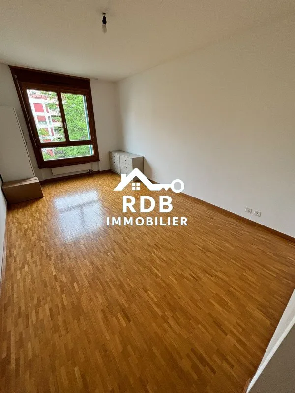 Wohnung mit 4 Zimmern im 3. Stock in Petit-Lancy 1213 mit Parkplatz