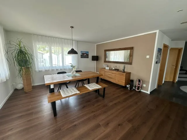 grosszügiges Einfamilienhaus mit Umschwung an ruhiger Wohnlage