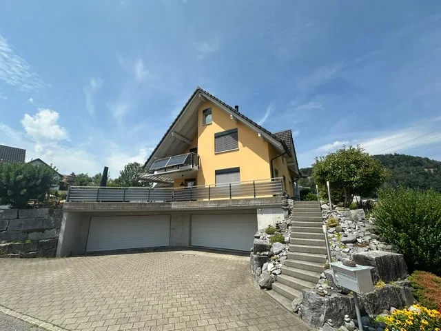 grosszügiges Einfamilienhaus mit Umschwung an ruhiger Wohnlage