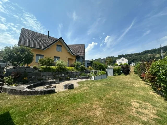 grosszügiges Einfamilienhaus mit Umschwung an ruhiger Wohnlage
