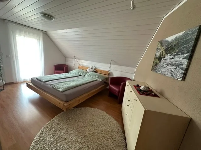 grosszügiges Einfamilienhaus mit Umschwung an ruhiger Wohnlage