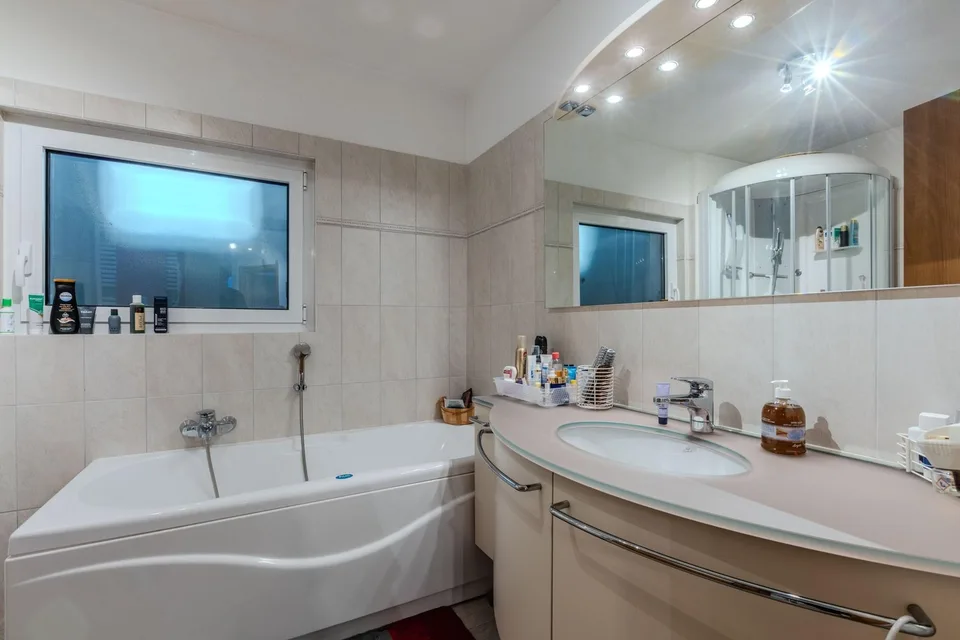 Spacious Semi-Detached Villa 6.5 with Garden in Carabbia
