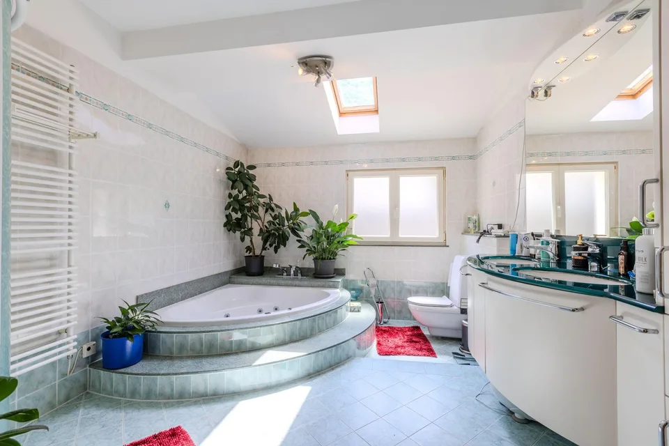 Spacious Semi-Detached Villa 6.5 with Garden in Carabbia