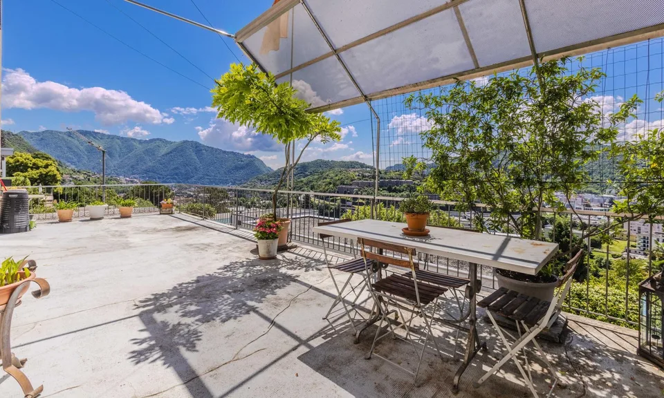 CHARAKTERISTISCHES UND GERAUMIGES HAUS 7.5 ZIMMER + LAGER IN VACALLO