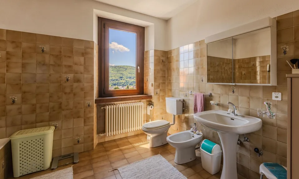 CHARAKTERISTISCHES UND GERAUMIGES HAUS 7.5 ZIMMER + LAGER IN VACALLO