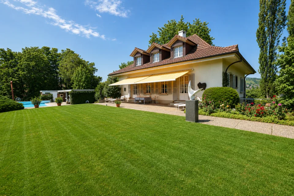 GROSSEN IMMOBILIEN - Incantevole Villa con Piscina, grande Parco e Vista Panoramica