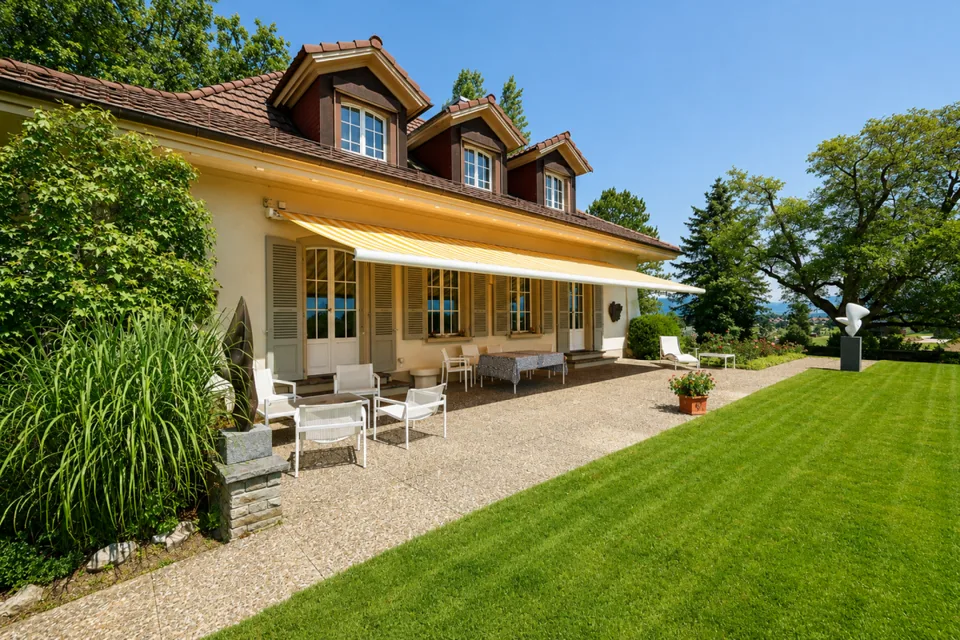 GROSSEN IMMOBILIEN - Charmante Villa mit Pool, grossem Parkgrundstück und unverbaubarer Aussicht