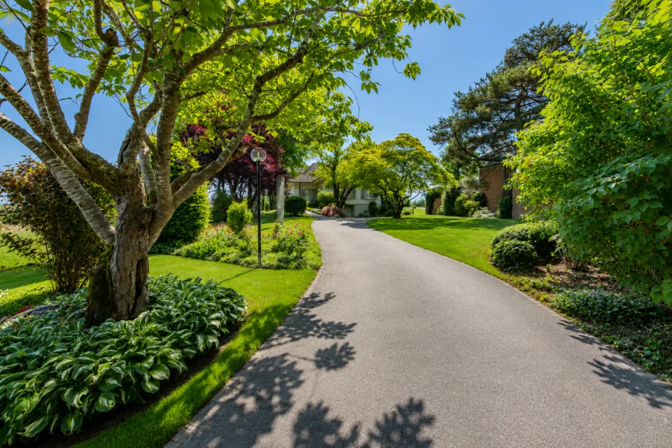 GROSSEN IMMOBILIEN - Incantevole Villa con Piscina, grande Parco e Vista Panoramica