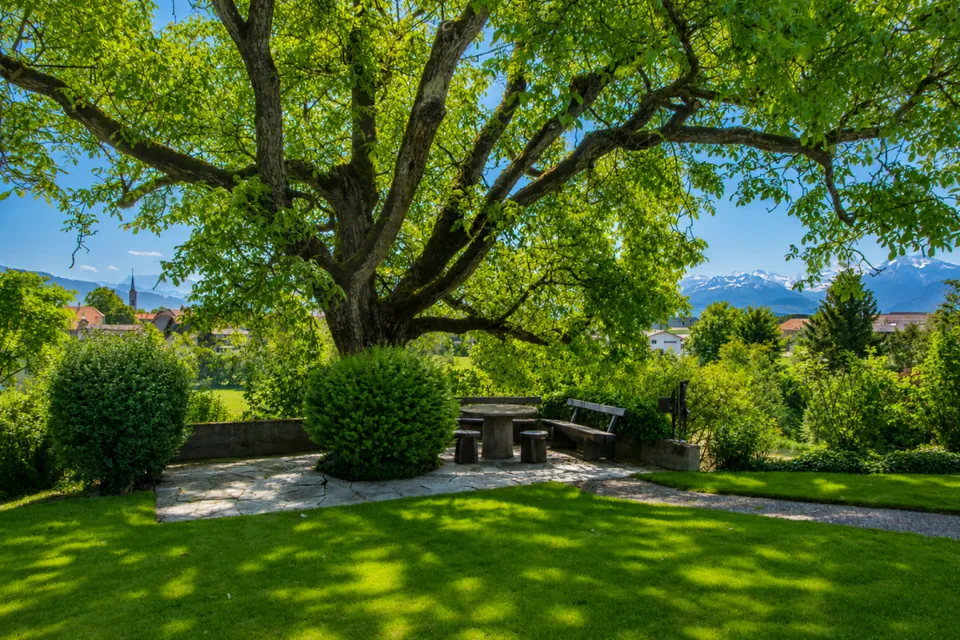 GROSSEN IMMOBILIEN - Incantevole Villa con Piscina, grande Parco e Vista Panoramica