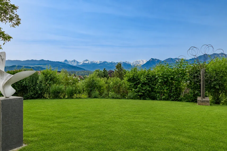 GROSSEN IMMOBILIEN - Incantevole Villa con Piscina, grande Parco e Vista Panoramica