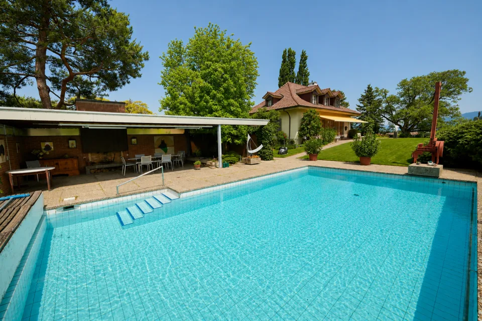 GROSSEN IMMOBILIEN - Incantevole Villa con Piscina, grande Parco e Vista Panoramica