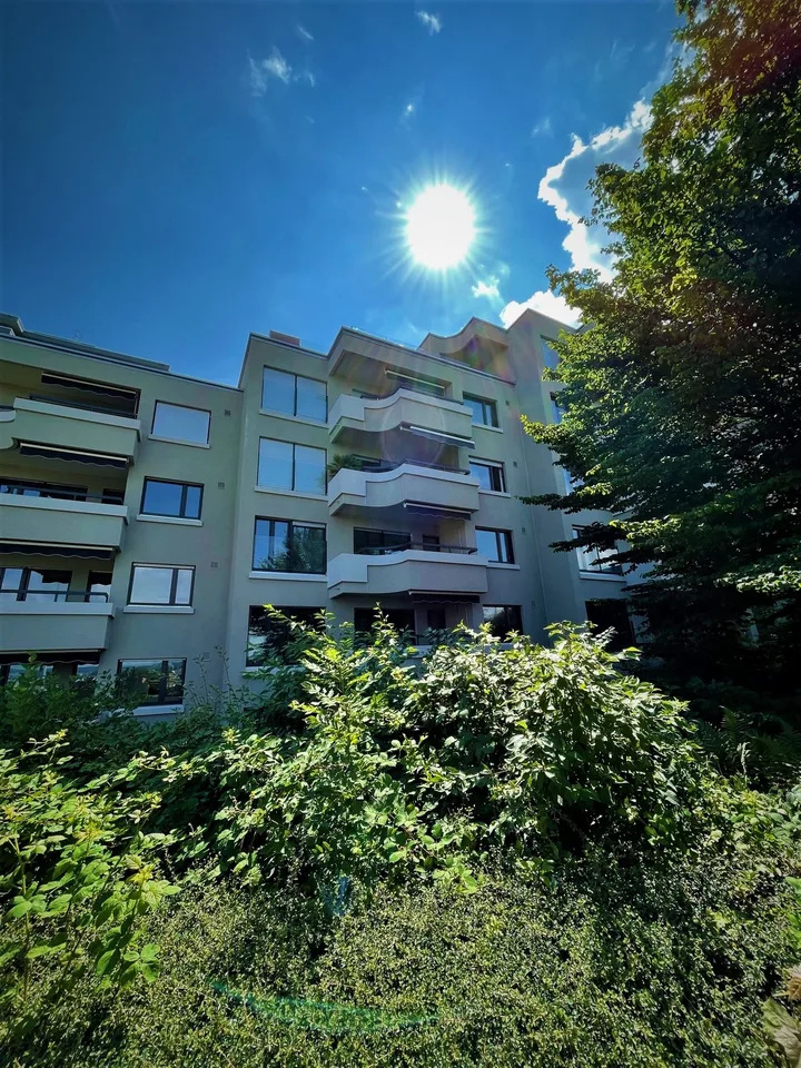 Ihre Traumwohnung wartet! Stilvolle Wohnperle mit Balkon in Seenähe