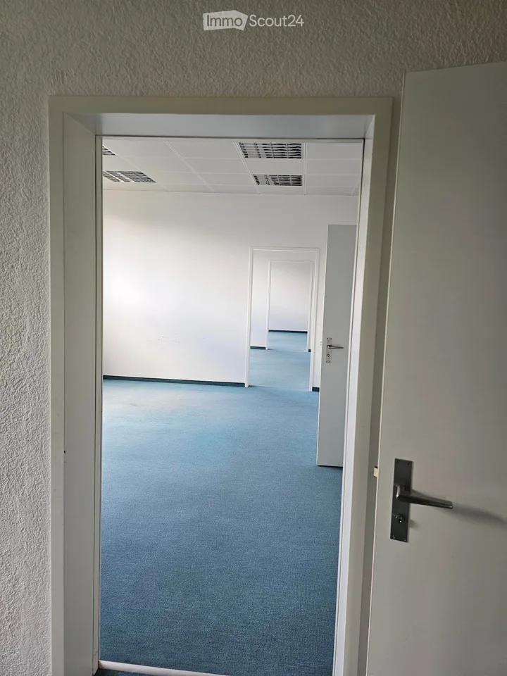 Bright office space of 360 m² on the 1st floor in a central location in Brugg AG – available immediately