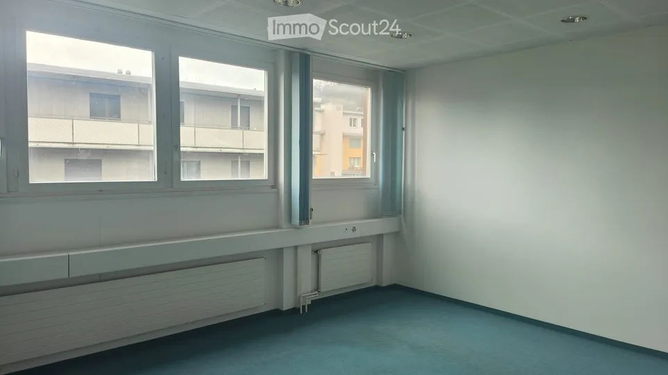 Bright office space of 360 m² on the 1st floor in a central location in Brugg AG – available immediately