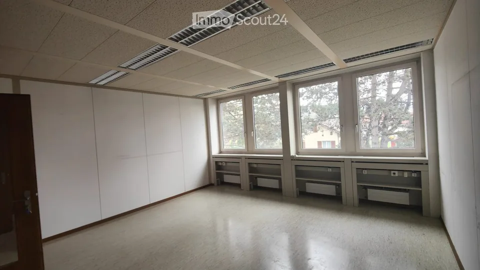 Bright office space of 360 m² on the 1st floor in a central location in Brugg AG – available immediately