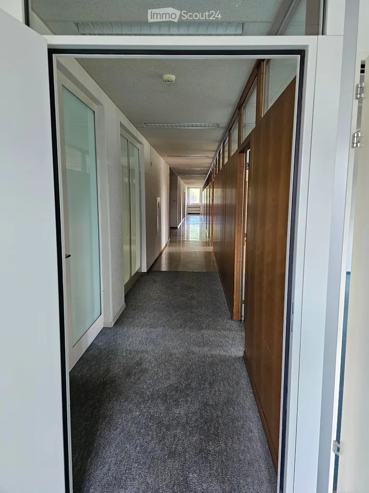 Bright office space of 360 m² on the 1st floor in a central location in Brugg AG – available immediately
