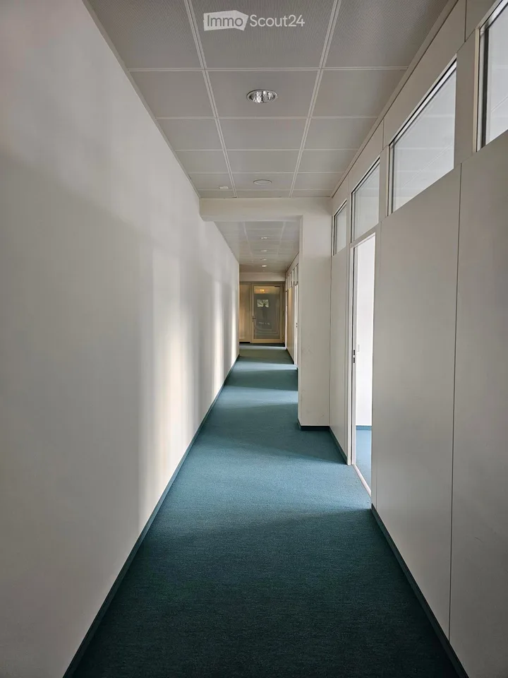 Bright office space of 360 m² on the 1st floor in a central location in Brugg AG – available immediately