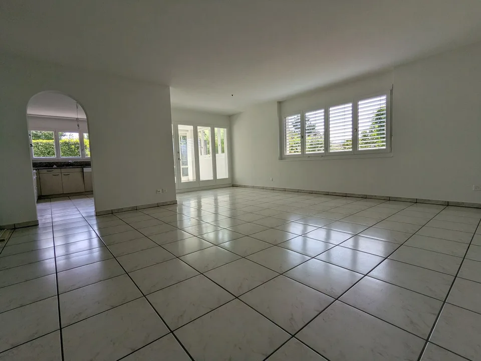 Appartement spacieux 4.5 pièces au rez-de-chaussée avec espace de séjour et deux serres