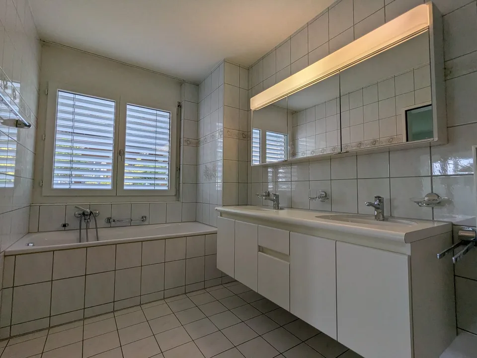 Appartement spacieux 4.5 pièces au rez-de-chaussée avec espace de séjour et deux serres