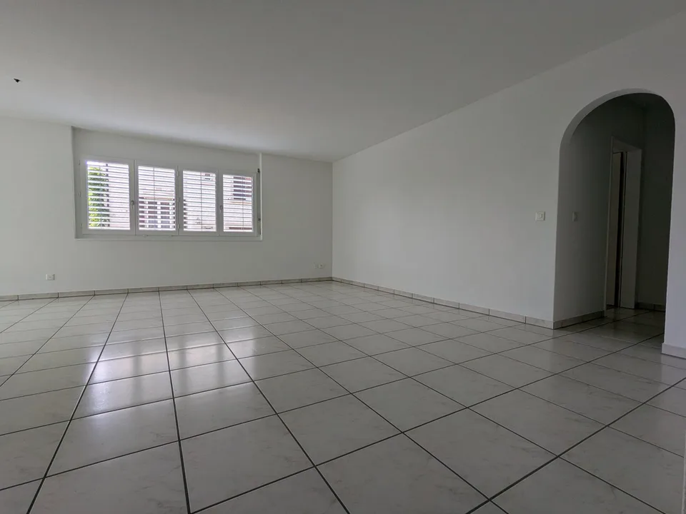 Appartement spacieux 4.5 pièces au rez-de-chaussée avec espace de séjour et deux serres