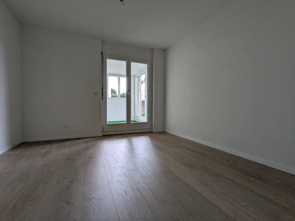 Appartement spacieux 4.5 pièces au rez-de-chaussée avec espace de séjour et deux serres