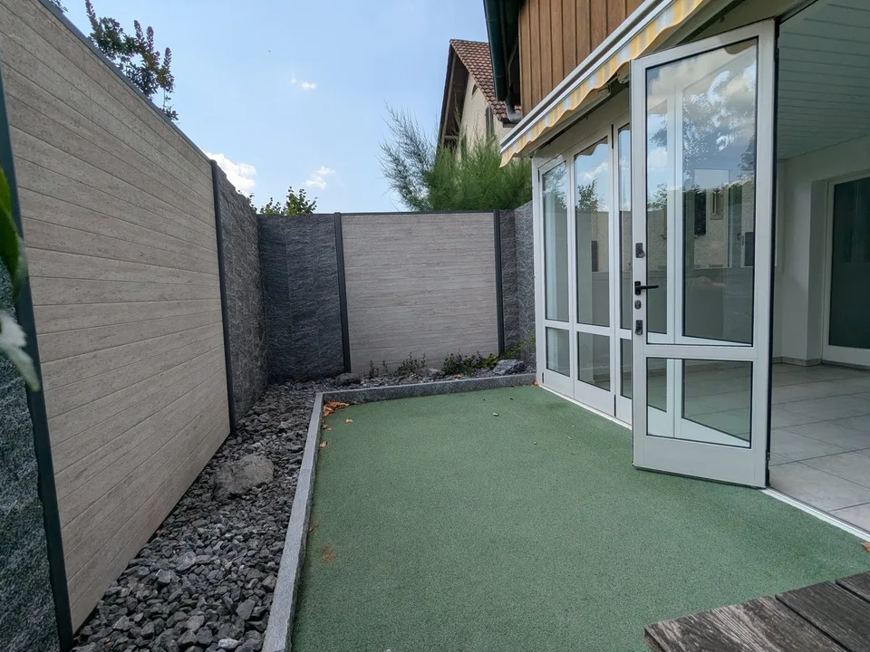 Appartement spacieux 4.5 pièces au rez-de-chaussée avec espace de séjour et deux serres