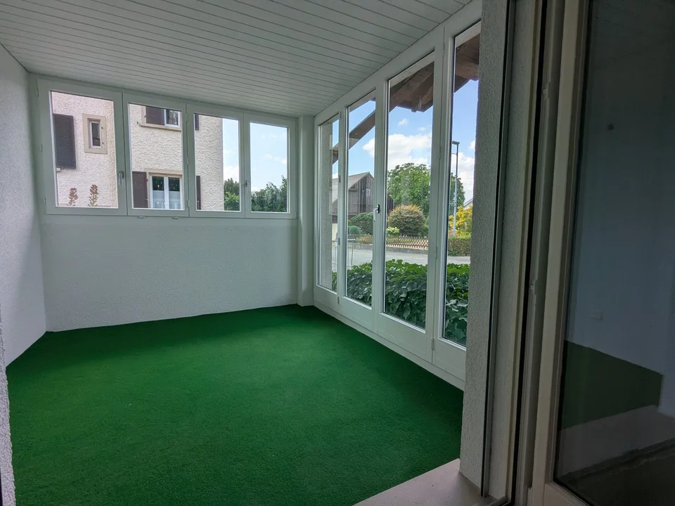 Appartement spacieux 4.5 pièces au rez-de-chaussée avec espace de séjour et deux serres