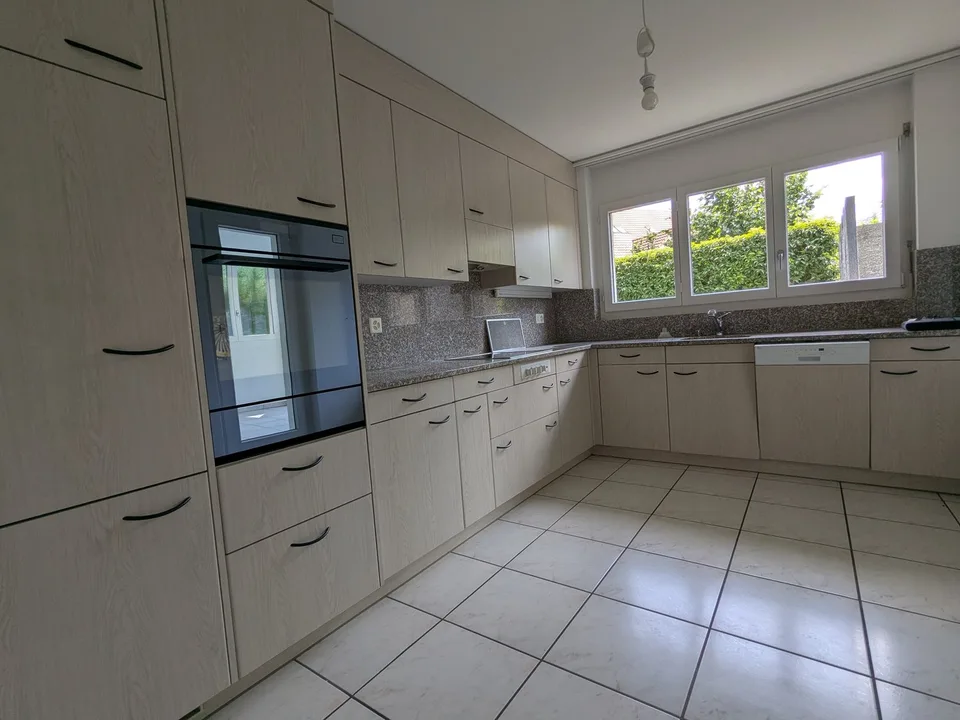 Appartement spacieux 4.5 pièces au rez-de-chaussée avec espace de séjour et deux serres