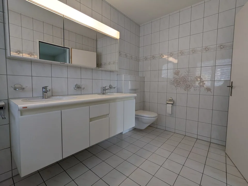 Appartement spacieux 4.5 pièces au rez-de-chaussée avec espace de séjour et deux serres