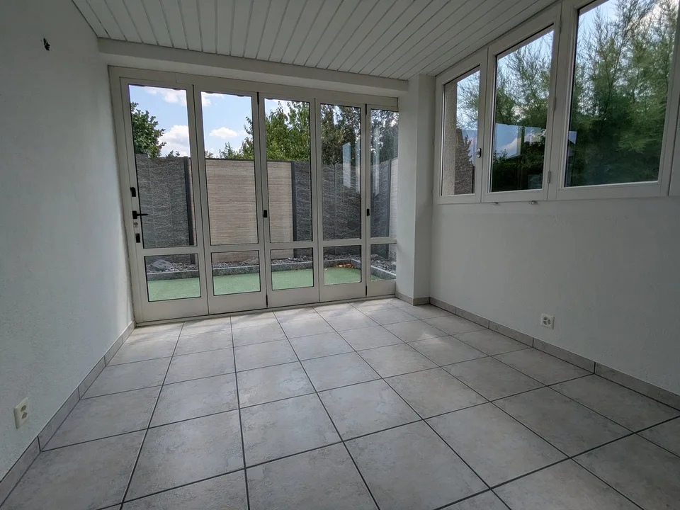 Appartement spacieux 4.5 pièces au rez-de-chaussée avec espace de séjour et deux serres