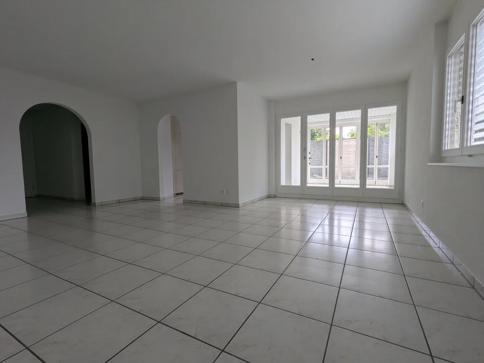 Appartement spacieux 4.5 pièces au rez-de-chaussée avec espace de séjour et deux serres