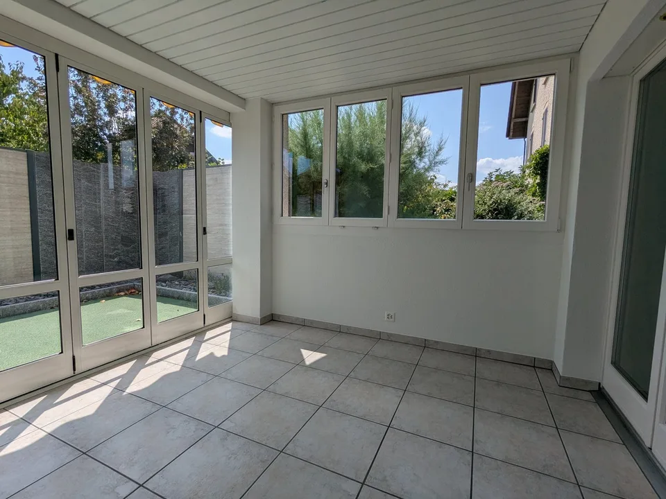 Appartement spacieux 4.5 pièces au rez-de-chaussée avec espace de séjour et deux serres