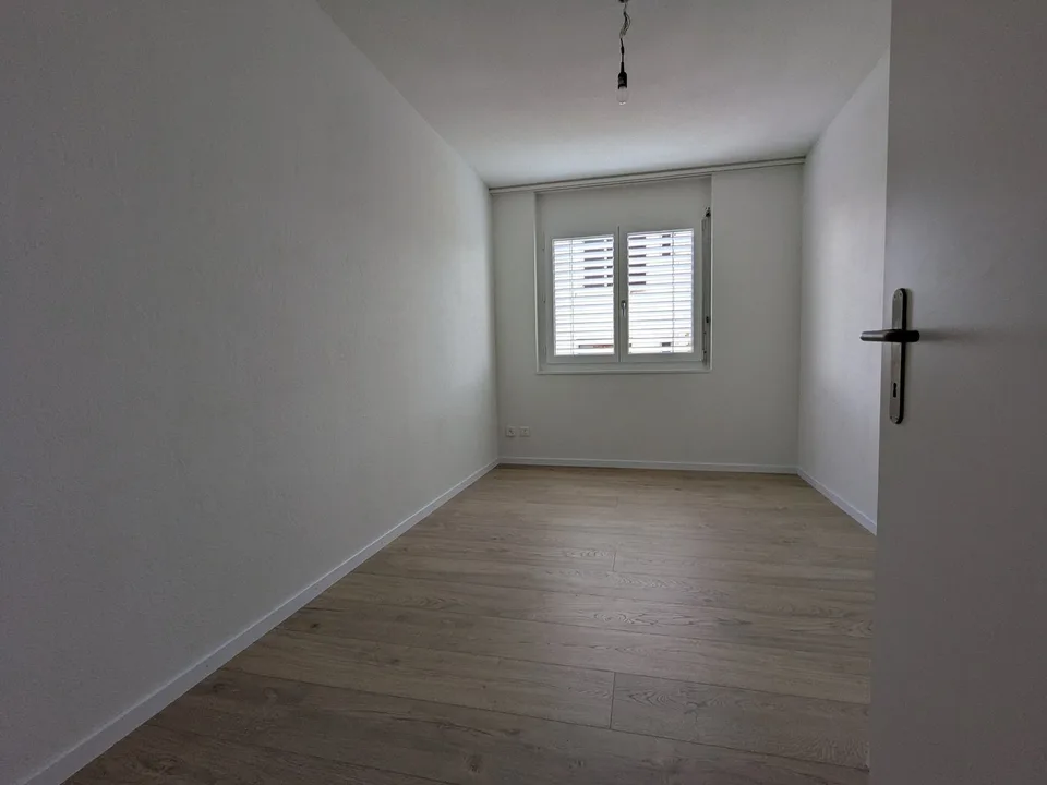 Appartement spacieux 4.5 pièces au rez-de-chaussée avec espace de séjour et deux serres