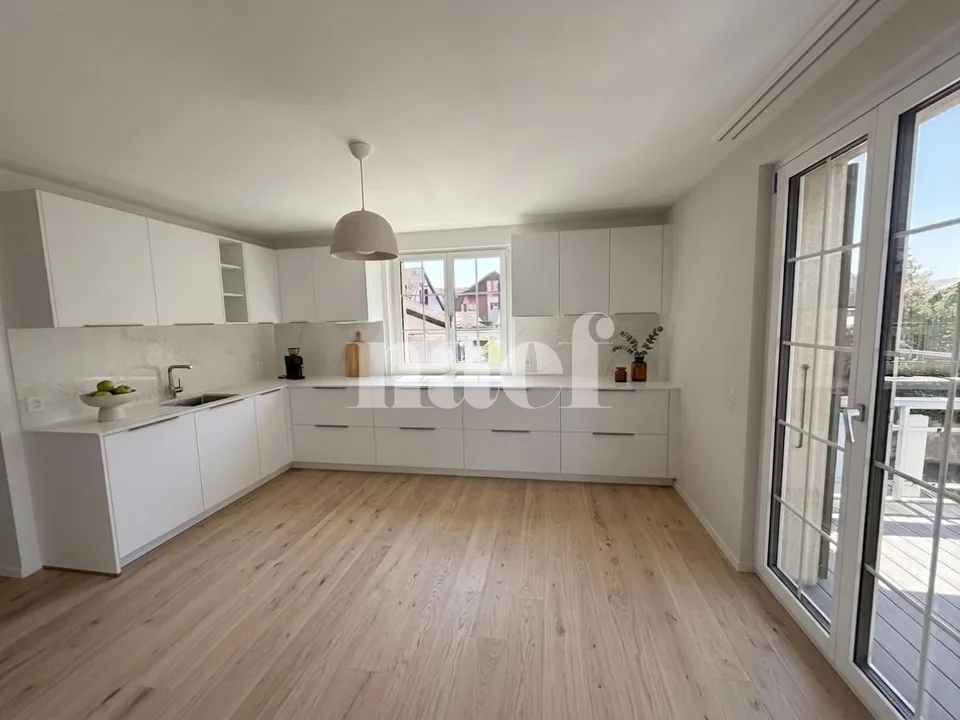 Geräumiges, vollständig renoviertes Duplextwo-Familien-Haus mit 6 Zimmern im 1. Stock mit Balkon