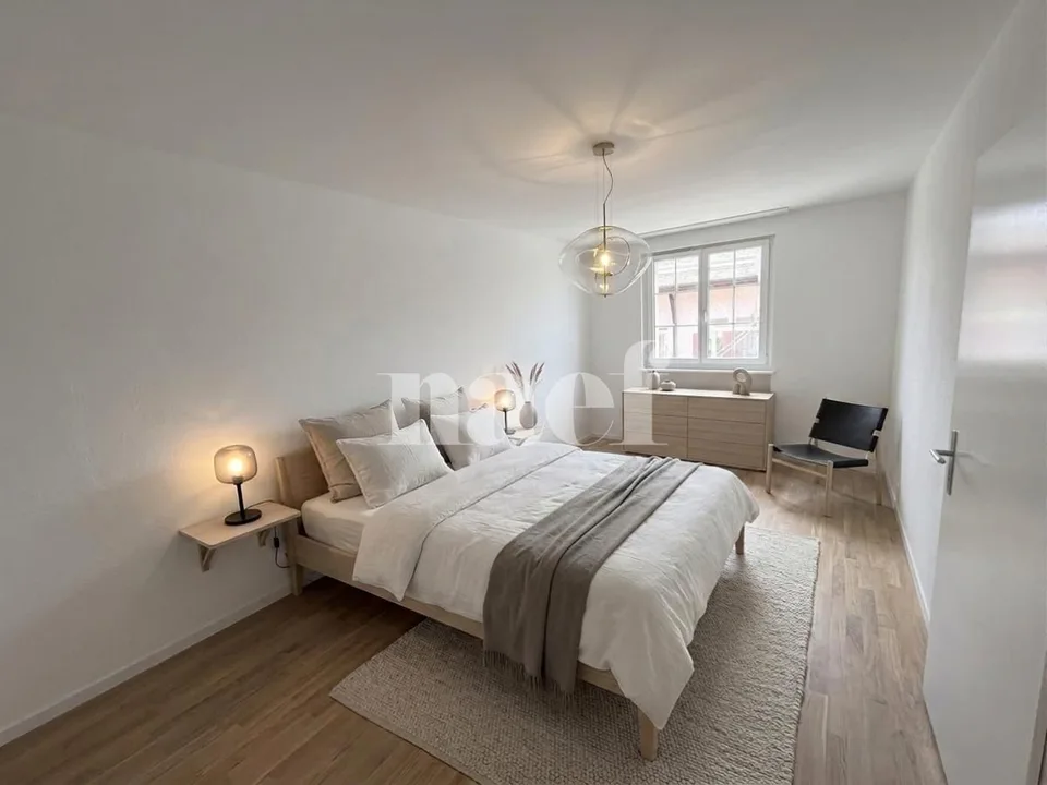 Geräumiges, vollständig renoviertes Duplextwo-Familien-Haus mit 6 Zimmern im 1. Stock mit Balkon