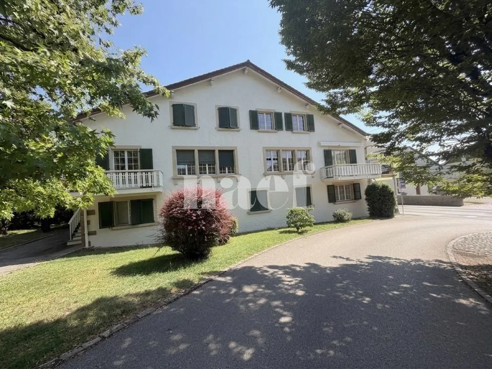 Geräumiges, vollständig renoviertes Duplextwo-Familien-Haus mit 6 Zimmern im 1. Stock mit Balkon