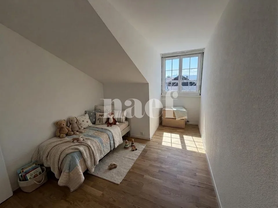 Geräumiges, vollständig renoviertes Duplextwo-Familien-Haus mit 6 Zimmern im 1. Stock mit Balkon
